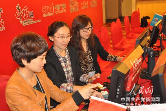 人民網(wǎng)駐新聞中心工作人員有序工作。(人民網(wǎng)記者攝)