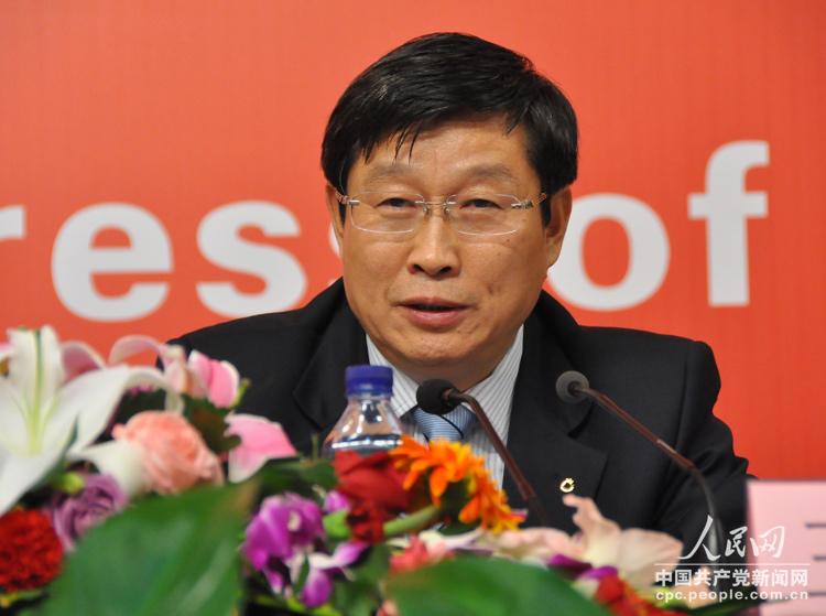 中國建設(shè)銀行董事長王洪章在“中國銀行改革與科學(xué)發(fā)展”集體采訪會上。(人民網(wǎng) 張啟川 攝)