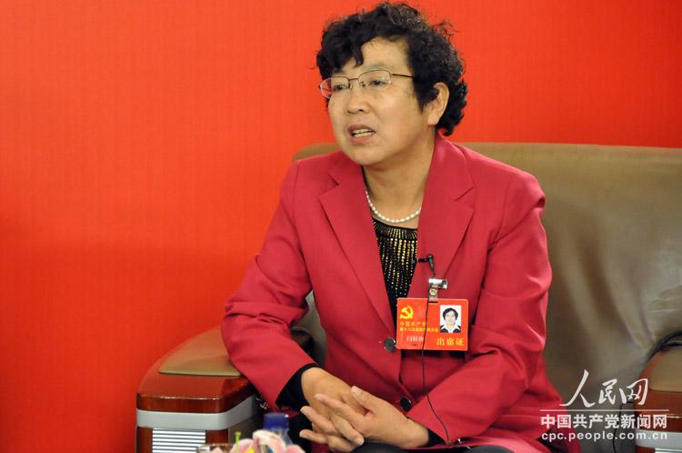 圖:甘肅省嘉峪關酒鋼三中教師閆桂珍參加“中國的教育公平”網(wǎng)絡訪談。人民網(wǎng) 張啟川 攝