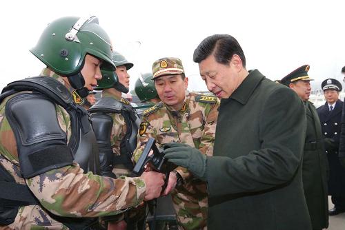 2013年1月29日，中共中央總書記、中共中央軍委主席習近平到武警部隊視察，代表黨中央、國務院和中央軍委，向武警部隊全體官兵致以節(jié)日的問候。這是習近平在武警北京市總隊十三支隊察看部隊裝備。