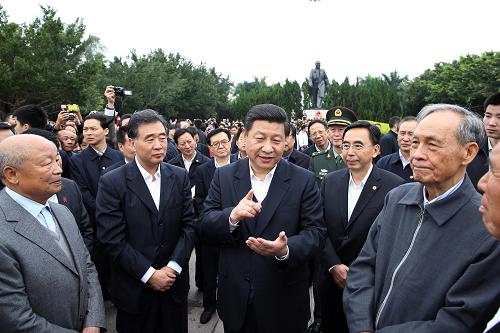 2012年12月7日至11日，中共中央總書記、中央軍委主席習(xí)近平在廣東省考察工作。這是習(xí)近平在深圳蓮花山公園與當(dāng)年參與特區(qū)建設(shè)的老同志交談。