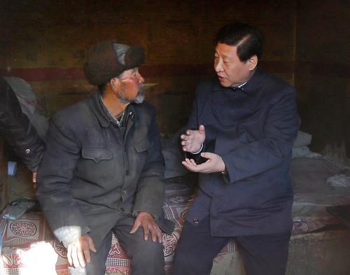 2013年2月3日，中共中央總書記、中共中央軍委主席習(xí)近平來到海拔2400多米、人均純收入1400多元的定西市渭源縣田家河鄉(xiāng)元古堆村看望困難群眾。圖為習(xí)近平和八旬老黨員馬崗親切交談，了解生產(chǎn)生活情況。