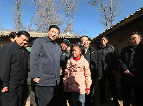 2013年2月2日至5日，中共中央總書記習(xí)近平來到甘肅看望慰問各族干部群眾，並向全國各族人民表達(dá)美好的新春祝福。2月3日，習(xí)近平來到定西市渭源縣田家河鄉(xiāng)元古堆村看望鄉(xiāng)親們。這是習(xí)近平與一名小女孩親切交談。