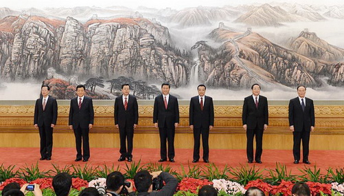 2012年11月15日，剛剛在黨的第十八屆中央委員會(huì)第一次全體會(huì)議上當(dāng)選的中共中央總書記習(xí)近平和中共中央政治局常委李克強(qiáng)、張德江、俞正聲、劉雲(yún)山、王岐山、張高麗在北京人民大會(huì)堂同採訪十八大的中外記者親切見面。
