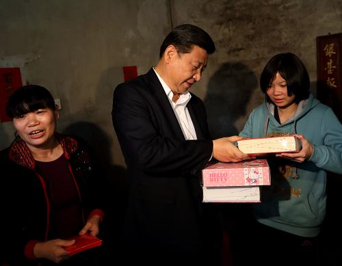 2012年12月7日至11日，中共中央總書記、中央軍委主席習(xí)近平在廣東省考察工作。這是習(xí)近平在順德黃龍村看望村民張錫堯一家時，向張錫堯的女兒贈送工具書和學(xué)習(xí)用具。