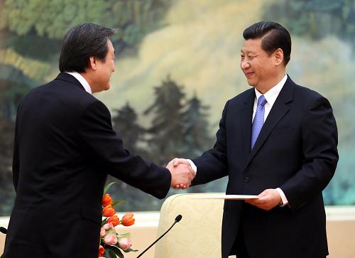 2013年1月23日，中共中央總書記習(xí)近平在北京人民大會(huì)堂會(huì)見韓國候任總統(tǒng)樸槿惠特使金武星。
