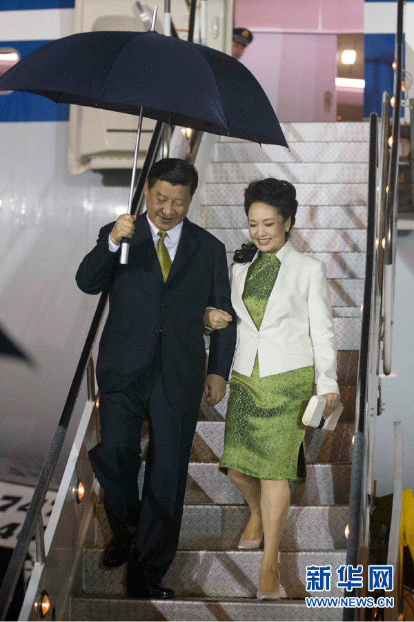 5月31日,國家主席習(xí)近平乘專機(jī)抵達(dá)西班牙港,開始對特立尼達(dá)和多巴哥進(jìn)行國事訪問。特立尼達(dá)和多巴哥總統(tǒng)卡莫納夫婦、總理比塞薩爾等到機(jī)場迎接習(xí)近平和夫人彭麗媛。這是習(xí)近平和夫人彭麗媛走下舷梯。新華社記者蘭紅光攝