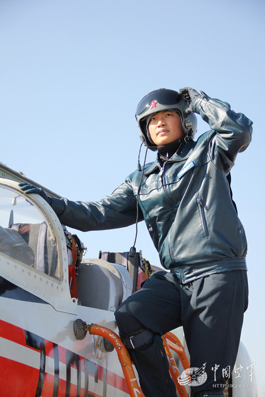 春節(jié),學(xué)員家長(zhǎng)來隊(duì),她們自編自導(dǎo)自演了小型“新春聯(lián)歡會(huì)”,讓平時(shí)嚴(yán)肅的旅領(lǐng)導(dǎo)和家長(zhǎng)笑得前仰后合。多少次軍民聯(lián)歡會(huì)上,她們和地方專業(yè)演員同臺(tái)演出,高超的藝術(shù)水準(zhǔn),每次都能得到專業(yè)演員的贊許和認(rèn)同。圖為颯爽英姿(董亞新 攝)
