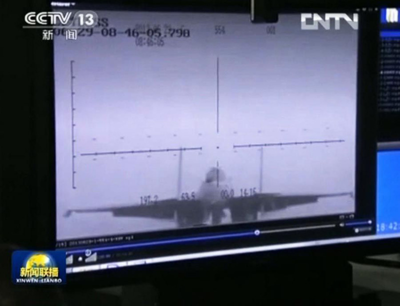 殲15乘升降機(jī)從機(jī)庫(kù)升至甲板 進(jìn)行短距起飛訓(xùn)練(圖片來(lái)源:央視截圖)