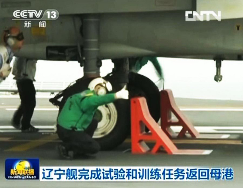 殲15乘升降機(jī)從機(jī)庫(kù)升至甲板 進(jìn)行短距起飛訓(xùn)練(圖片來源:央視截圖)