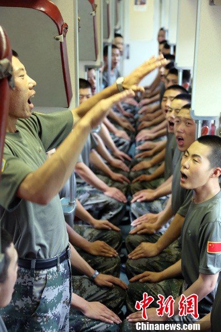 8月2日,參加“和平使命—2013”中俄聯(lián)合軍演的中國陸軍戰(zhàn)斗群鐵運(yùn)梯隊(duì)官兵,在俄軍提供的軍列上利用業(yè)余時(shí)間學(xué)唱俄語歌曲,為在聯(lián)演中與俄方開展文化交流活動做準(zhǔn)備。中新社發(fā) 李祥輝 攝