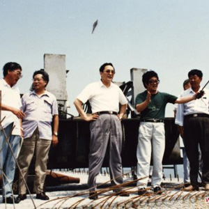 俞正聲同志照片集            1994年，時(shí)任山東省委常委、青島市委書記的俞正聲考察青島跨海高速公路的建設(shè)情況。