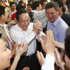 俞正聲同志照片集            2012年6月10日，中共中央政治局委員、上海市委書記俞正聲在第一屆上海市民運(yùn)動(dòng)會(huì)開(kāi)幕式上與當(dāng)?shù)厥忻窠涣鳌?/></a><a href=