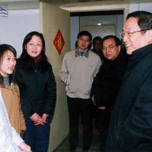 俞正聲同志照片集            2005年5月16日，中共中央政治局委員、湖北省委書記俞正聲在武漢大學(xué)學(xué)生宿舍與學(xué)生們交談。