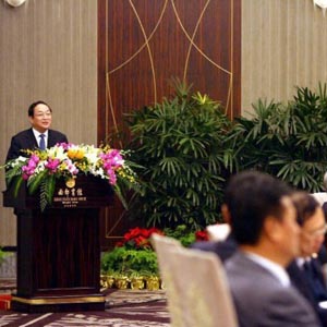 俞正聲同志照片集            2008年12月20日，中共中央政治局委員、上海市委書記俞正聲在為參加第四屆海峽兩岸經(jīng)濟(jì)、貿(mào)易和文化論壇的國(guó)民黨主席吳伯雄以及國(guó)民黨榮譽(yù)主席連戰(zhàn)舉行的宴會(huì)上發(fā)表演講。