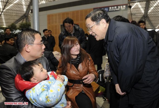 俞正聲同志照片集            2010年2月11日，中共中央政治局委員、上海市委書記俞正聲在上?；疖嚹险疽暡齑哼\(yùn)工作時(shí)與旅客交談。