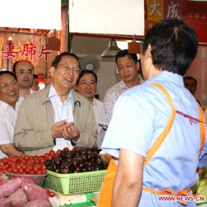 俞正聲同志照片集            2010年6月17日，中共中央政治局委員、上海市委書記俞正聲視察上海市徐匯區(qū)。