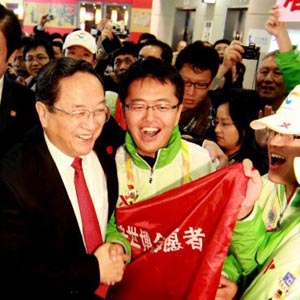 俞正聲同志照片集            2010年10月31日，中共中央政治局委員、上海市委書記俞正聲看望上海世博會(huì)的志願(yuàn)者。