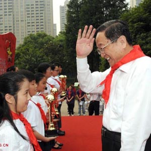 俞正聲同志照片集            2011年5月31日，中共中央政治局委員、上海市委書記俞正聲為上海市“十佳少先隊(duì)員”獲獎(jiǎng)學(xué)生頒獎(jiǎng)。