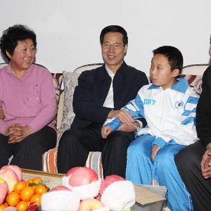 張高麗同志照片集            2012年1月16日，張高麗來到天津市北辰區(qū)雙街鎮(zhèn)雙街新村看望慰問困難戶鮑振興一家。