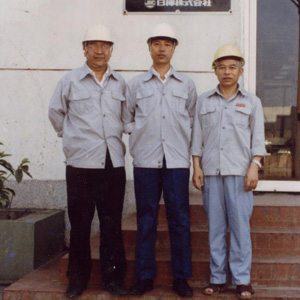 張高麗同志照片集            1984年3月9日，張高麗（中）在中國石化總公司茂名石油工業(yè)公司煉油廠加氫裂化裝置調(diào)研。