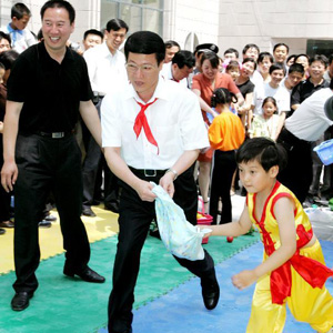 張高麗同志照片集            2005年6月1日，張高麗來到山東省濟南市婦女兒童活動中心看望小朋友們。 
