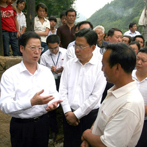 張高麗同志照片集            2008年6月18日，張高麗在地震重災(zāi)區(qū)陝西省寧強縣漢源鎮(zhèn)亢家洞村五裡坡組，與當?shù)仡I(lǐng)導同志共同研究天津市對口支援該縣恢復(fù)重建工作。
