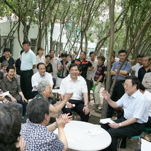 張高麗同志照片集            2008年6月26日，張高麗（前右一）明察暗訪來到天津市河西區(qū)越秀路街教師村社區(qū)與居民群眾親切交談，征求對二十項民心工程和對市委工作的意見建議。