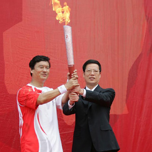 張高麗同志照片集            2008年8月1日，張高麗將奧運火炬?zhèn)鬟f給天津市第一名火炬手——全國勞動模范、天津港工人孔祥瑞。