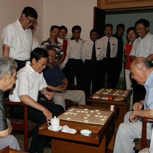 張高麗同志照片集            12008年8月5日，張高麗看望慰問天津市離退休老同志，與原市人大主任吳振同志下棋