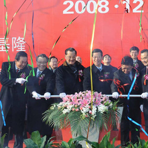 張高麗同志照片集            2008年12月15日，張高麗（前右三）與中國國民黨榮譽主席連戰(zhàn)，全國政協(xié)副主席鄭萬通，交通運輸部部長李盛霖，中共中央臺辦、國務(wù)院臺辦主任王毅，海峽兩岸關(guān)系協(xié)會會長陳雲(yún)林等在天津東疆保稅港區(qū)舉行的海峽兩岸海上直航首航儀式上共同按下首航啟動儀式按鈕。