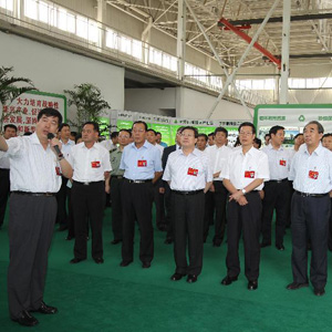 張高麗同志照片集            010年8月26日，張高麗（前右三）帶領(lǐng)參加天津市委理論學習中心組讀書會暨解難題促轉(zhuǎn)變上水平活動現(xiàn)場交流推動會的與會人員，在靜?？hTCL奧博廢舊家電回收拆解項目現(xiàn)場，研究發(fā)展循環(huán)經(jīng)濟問題。