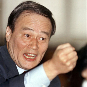 王岐山同志照片集            1999年3月，王岐山在九屆全國(guó)人大二次會(huì)議廣東代表團(tuán)會(huì)議上發(fā)言。