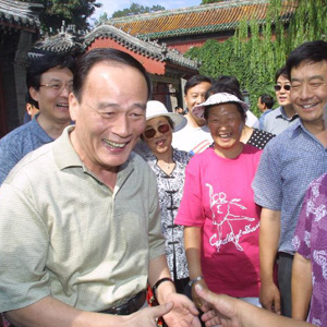 王岐山同志照片集            2003年6月28日，防治“非典”期間，王岐山在北海公園與北京市民共度周末。