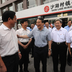 王岐山同志照片集            2009年6月15日，王岐山視察寧夏銀川沙湖村鎮(zhèn)銀行。