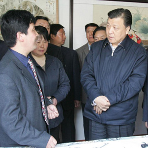 劉雲(yún)山同志照片集            2007年4月7日，劉雲(yún)山在河南省民權縣王公莊村畫虎村調(diào)研時，在該村“四大虎王”之一王建民的畫室裡了解村民從事繪畫產(chǎn)業(yè)情況。