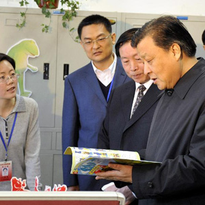 劉雲(yún)山同志照片集            2009年3月22日，時任中共中央政治局委員、中央書記處書記、中宣部部長的劉雲(yún)山在山東出版集團公司調(diào)研，了解轉(zhuǎn)制為企業(yè)后的出版單位的情況。