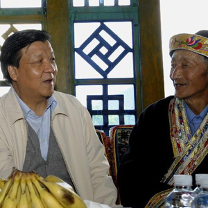 劉雲(yún)山同志照片集            2010年7月17日，劉雲(yún)山在西藏自治區(qū)林芝縣魯朗鎮(zhèn)與平措一家親切交談。