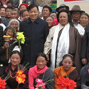 劉雲(yún)山同志照片集            2011年4月14日，劉雲(yún)山在青海省玉樹縣結(jié)古鎮(zhèn)考察災后重建項目后與災區(qū)群眾合影。