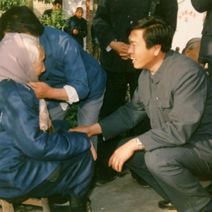 張德江同志照片集            時(shí)任民政部副部長(zhǎng)、黨組副書(shū)記張德江在農(nóng)村調(diào)研期間，看望河南一位百歲老人。