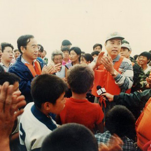 張德江同志照片集            1998年8月20日，時(shí)任吉林省委書(shū)記張德江在賚縣道保鎮(zhèn)太平村指揮大洪水救災(zāi)工作。