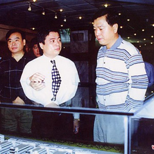 張德江同志照片集            1998年10月24日，時(shí)任浙江省委書(shū)記的張德江在浙江省一家私人企業(yè)考察。