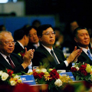 張德江同志照片集            2004年6月2日，時(shí)任中央政治局委員、廣東省委書(shū)記的張德江參加泛珠三角（泛珠）區(qū)域合作與發(fā)展論壇。