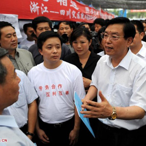張德江同志照片集            2008年6月29日，中共中央政治局委員、國(guó)務(wù)院副總理張德江在都江堰考察對(duì)口支援省市就業(yè)援助情況。