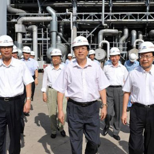 張德江同志照片集            2008年9月2日，中共中央政治局委員、國(guó)務(wù)院副總理張德江在燕山石化公司考察生產(chǎn)與管理工作。