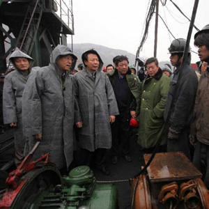 張德江同志照片集            2010年3月29日，中共中央政治局委員、國(guó)務(wù)院副總理張德江指導(dǎo)王家?guī)X煤礦透水事故的救援工作。