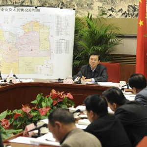 張德江同志照片集            2011年2月26日，中央政治局委員，國(guó)務(wù)院副總理張德江舉行會(huì)議部署在利比亞中國(guó)公民的安全撤離工作。