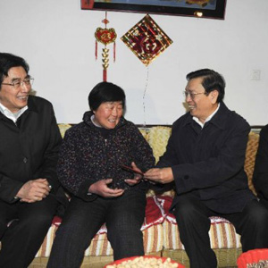 張德江同志照片集            2012年1月18日，中共中央政治局委員、國(guó)務(wù)院副總理張德江在調(diào)研城市和農(nóng)村社會(huì)養(yǎng)老保險(xiǎn)制度時(shí)，訪問(wèn)北京市民。
