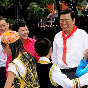 張德江同志照片集            2012年5月30日，中共中央政治局委員、國(guó)務(wù)院副總理、重慶市委書(shū)記張德江看望重慶少年兒童並祝他們節(jié)日快樂(lè)。