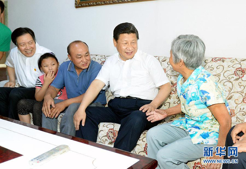 7月11日至12日，中共中央總書記、國家主席、中央軍委主席習(xí)近平在河北省調(diào)研指導(dǎo)黨的群眾路線教育實(shí)踐活動(dòng)。這是在正定縣塔元莊村村民解建勇（左三）家，習(xí)近平同一家三代圍坐一起，詳細(xì)詢問家庭收入怎麼樣、孩子書讀得怎麼樣、村裡的公共服務(wù)好不好。新華社記者李濤攝